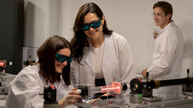 Jeunes chercheurs dans un laboratoire