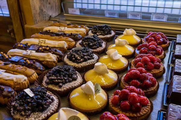 pâtisseries françaises éclairs, tartelettes aux myrtilles, au citron, et à la framboise