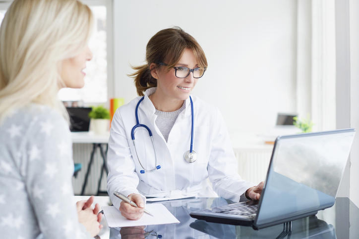 Médecin avec patient