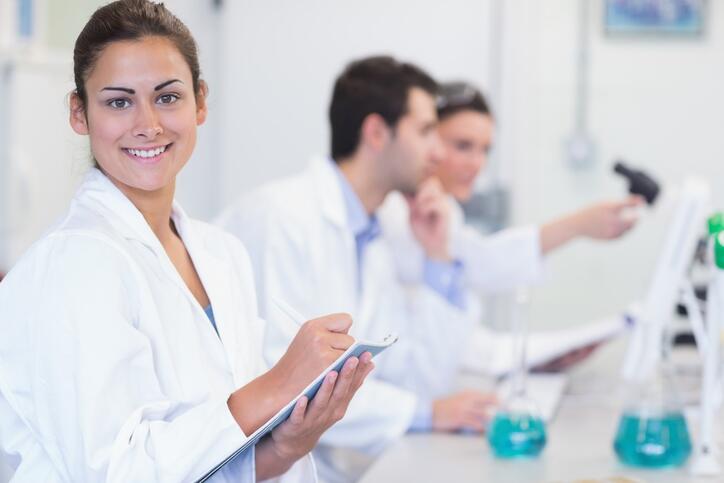 Chercheuse dans un laboratoire